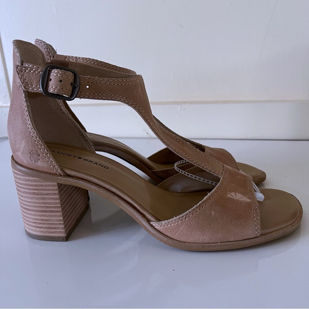 Lucky Brand Women’s Sabeni T Strap Tan Sandals Block Heel Shoes SZ 9.5
